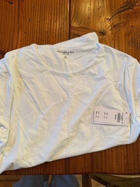 Abercrombie & Fitch White Short Sleeve Baby Tee